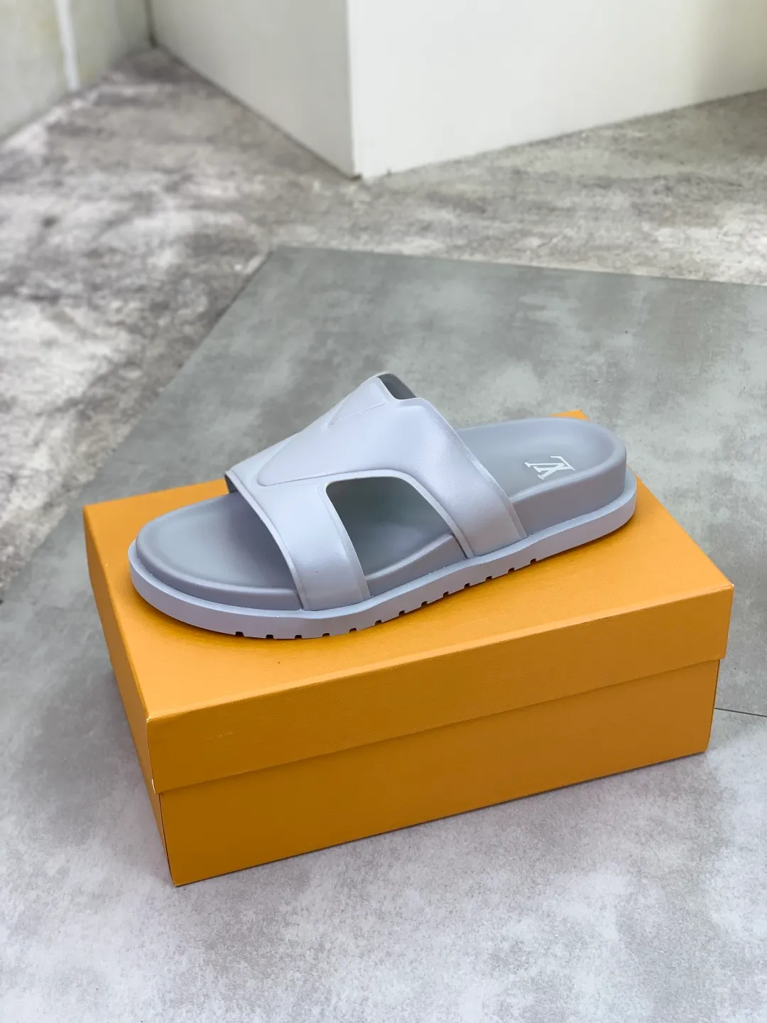 Men's shoes 💰P320💰【New style】🆘 Original quality 【LOUIS VUITTON】The popular Louis Vuitton LV men's slippers on the official website are on sale simultaneously! Original fabric imported from Italy, original factory special supply, code number: 38-44 (45 customized), many colors available